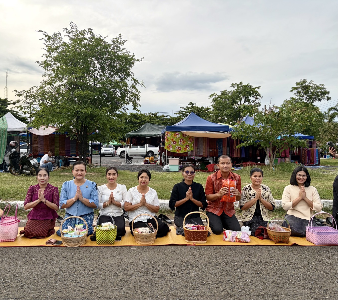 สพอ.ปราสาท ร่วมกิจกรรม "ผู้ว่าฯ พาแต่งผ้าไทย ทำบุญตักบาตรกับช้าง ทุกวันเสาร์" 
